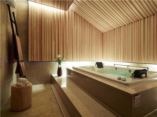 男人SPA告别疲惫，焕发出新的活力（舒缓全身疲劳令人焕然一新）